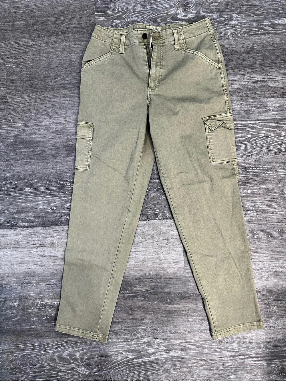 Universal Thread Boyfriend Cargo Pants in Green Waist 2/26